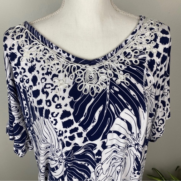 Roaman’s, Plus Size 14/16 Short Sleeve Hi-Lo V-Neck Embroidered EUC - Picture 3 of 9